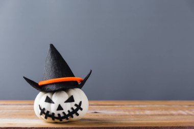 Komik Cadılar Bayramı dekorasyon partisi, Cadılar Bayramı balkabağı kafalı Jack o fener gülüşü ahşap ve fotokopi alanında korkutucu, stüdyo çekimi izole edilmiş gri arka plan, mutlu bayramlar konsepti