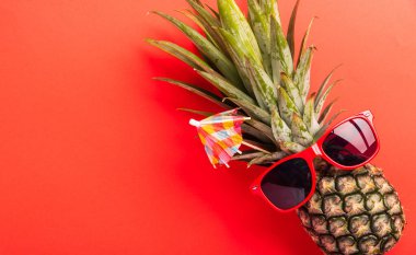 Yaz Ananas Günü Konsepti 'ni kutlayın, Top view düz çizgi ananas yatağı kırmızı güneş gözlüğü takın, stüdyo resmi kırmızı arka planda, tatil yazı tropikal, minimal stil meyveli.