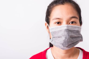 Koronavirüs veya COVID-19 virüsü veya filtre tozu PM2.5 ve hava kirliliğine karşı koruyucu kırmızı gömlek ve yüz maskesi takan Asyalı yetişkin kadın kameraya bakıyor, stüdyo görüntüsü izole edilmiş beyaz arka plan