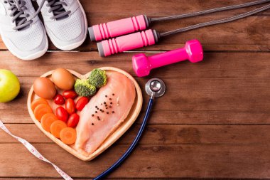 Çiğ tavuk filetolarının en üst görüntüsü. Kemiksiz değil. Kalbinde baharat olan tahta ve spor aletleri ya da atlet aletleri yok.