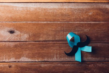 November Blue, açık mavi kurdele, tahta arka planda erkek bıyığı, Movember Men sağlık bilinci, Prostat Kanseri Farkındalığı
