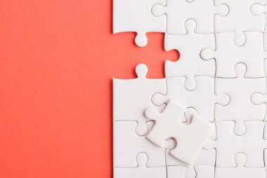 Üst görünüm düz kağıt düz yapboz yapısı çözme ve yerleştirme için son parçalar, kırmızı arka planda stüdyo çekimi, sınav hesaplama konsepti