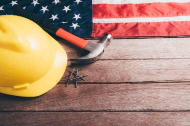 ABD İşçi Bayramı konsepti, ahşap masa üzerinde Amerikan bayrağı olan çeşitli İngiliz anahtarı. Eylül 'ün ilk pazartesi günü, işçi hareketinin kurulması ve Amerikan işçilerinin sosyal hizmetlerine adanması.