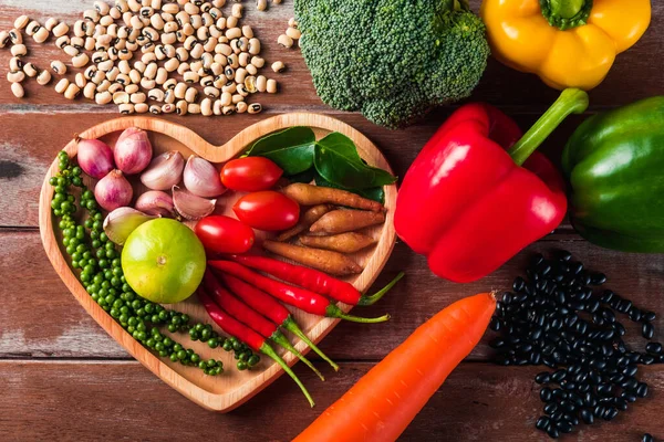 식량의 복제품 공간이 심판에 유기농 과일과 야채의 야채의 꼭대기 테이블에 — 스톡 사진