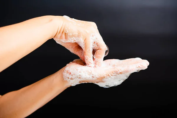 Close Lichaamsverzorging Aziatische Jonge Vrouw Wassen Handen Met Zeep Hebben — Stockfoto