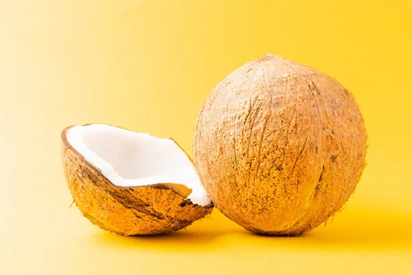 Happy Coconuts Day Konzept Frische Volle Kokosnuss Mit Halber Kokosnuss — Stockfoto