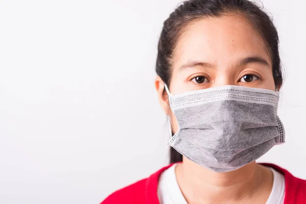 셔츠와 마스크를 착용하고 코로나 바이러스나 Covid 바이러스로부터 보호하는 아시아 그녀가 — 스톡 사진