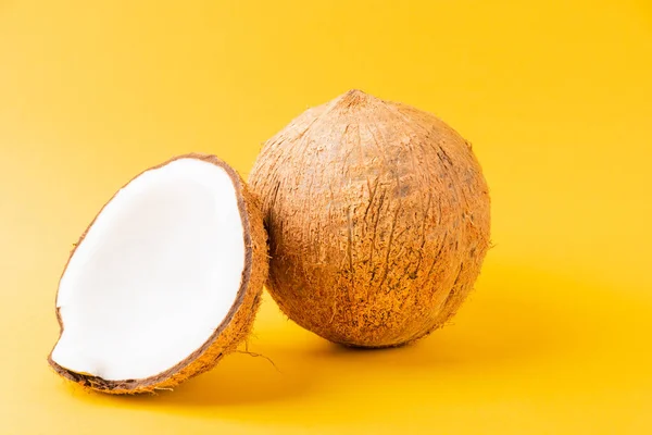 Happy Coconuts Day Konzept Frische Volle Kokosnuss Mit Halber Kokosnuss — Stockfoto