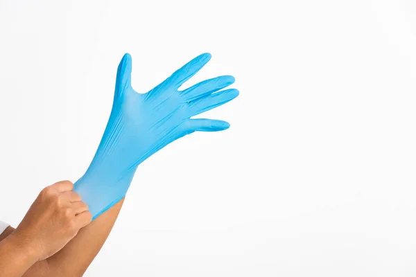 Žena Nošení Uvedení Ruky Modré Gumové Latexové Rukavice Pro Lékaře — Stock fotografie