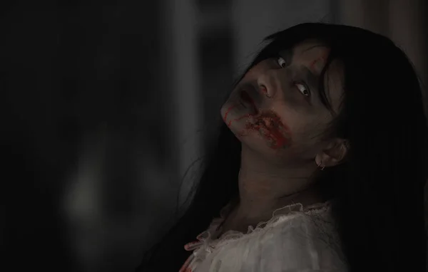 Miúda Zombie Sangue Cara Fechada Olhos Mulher Asiática Fantasma Com — Fotografia de Stock