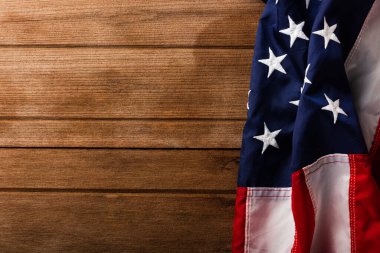 Amerika Birleşik Devletleri bayrağı, anısı ve kahramanlık anısı, ahşap masa arkasında fotokopi alanı ile çekilen stüdyo, ABD tatil gazileri veya Bağımsızlık Günü konsepti