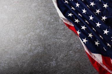Amerika Birleşik Devletleri bayrağı, anısına ve kahramanlık anısına, fotokopi alanı beton arka planıyla çekilen stüdyo çekimi, ABD tatil gazileri veya Bağımsızlık Günü konsepti