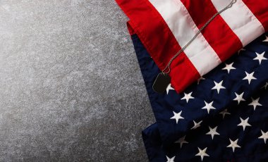 Amerika Birleşik Devletleri bayrağı, kahramanları sembolize eden ve teşekkür eden, fotokopi çekilen stüdyo, beton arka plan, Amerikan Gazileri veya Bağımsızlık Günü konsepti