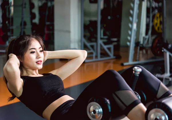 아름다운 여자가 기구를 사용하여 체육관에서 운동을 — 스톡 사진