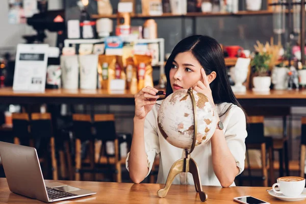 Estilo Vida Mujer Independiente Que Tiene Planificación Viajes Después Terminar — Foto de Stock