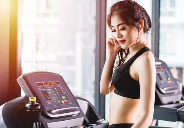Young Woman Lifestyle Using Machine Elliptical Cardio Workout Fitness Gym — Stock Photo, Image