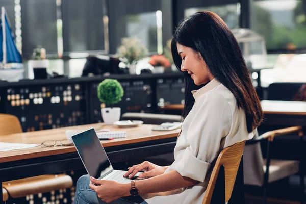 Estilo Vida Mulher Negócios Freelance Trabalhando Com Computador Portátil Café — Fotografia de Stock