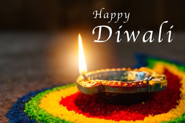 Çamuru kapat Diya 'da ateş yak ya da beton zeminde gaz lambası yak, Hinduizm Rangoli Dekorasyonu, Mutlu Kutlamalar Deepavali, ya da Diwali Hint festivali konsepti