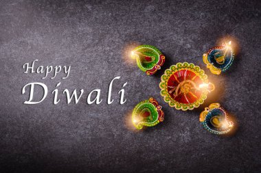 Üst tepedeki kil Diya 'da ya da petrol lambasında ateş yaktı, stüdyo çekimleri arka planda, Hinduizm Rangoli Dekorasyonu, Deepavali ya da Diwali Festivali' nde Mutlu Kutlamalar konsepti