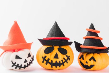 Komik Cadılar Bayramı partisi konsepti hayalet balkabağı kafası korkunç fener gülüşü şapka, stüdyo resmi beyaz arka plan, tatil dekorasyonu