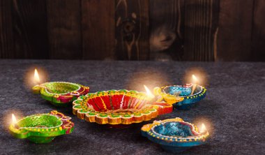 Çamuru kapat Diya 'yı ya da gaz lambasını yak, stüdyonun arka planı beton, Hinduizm Rangoli Dekorasyonu, Deepavali ya da Diwali Festivali' nin Mutlu Kutlamaları konsepti