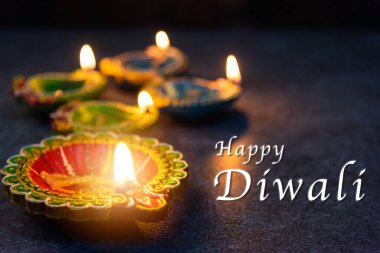 Çamuru kapat Diya 'yı ya da gaz lambasını yak, stüdyonun arka planı beton, Hinduizm Rangoli Dekorasyonu, Deepavali ya da Diwali Festivali' nin Mutlu Kutlamaları konsepti