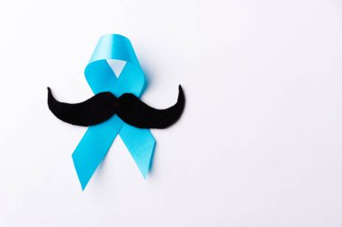 Siyah bıyık kâğıdı ve açık mavi kurdele, beyaz arka planda izole edilmiş stüdyo çekimi, prostat kanseri farkındalık ayı, Babalar Günü, minimum Kasım bıyık konsepti