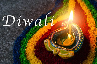 Çamuru kapat Diya 'da ateş yak ya da beton zeminde gaz lambası yak, Hinduizm Rangoli Dekorasyonu, Mutlu Kutlamalar Deepavali, ya da Diwali Hint festivali konsepti