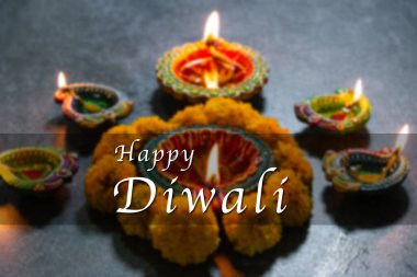 Çamuru kapatın Diya 'yı ya da gaz lambasını çiçeklerle aydınlatın, stüdyonun arka planı beton, Hinduizm Rangoli Dekorasyonu, Deepavali ya da Diwali Hint festivali konseptini kutlayın.