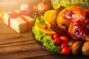 Şükran Günü hindisi ya da tavuk ve sebze, Noel yemeği ziyafeti yemek yemek yemek, ahşap masa arkasında stüdyo çekimi, Şükran Günü konseptinin mutlu Şükran Günü konsepti.