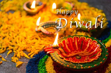 Çamuru kapat Diya 'ya ateş yak ya da arka planda çiçek olan gaz lambası, Hinduizm Rangoli Dekorasyonu, Mutlu bayramlar Deepavali, ya da Diwali Hint festivali konsepti