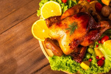 Şükran Günü kızarmış hindi, tavuk ve sebze, Noel yemeği ziyafeti geleneksel ev yapımı ahşap masa arkası, bayram konseptinin mutlu Şükran Günü konsepti.