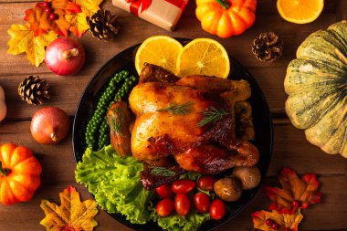 Şükran Günü hindisi ya da tavuk ve sebze kızartması, Noel yemeği ziyafeti geleneksel ev yapımı ahşap masa arkası, Şükran Günü konseptinin mutlu Şükran Günü konsepti.