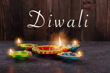 Çamuru kapat Diya 'yı ya da gaz lambasını yak, stüdyonun arka planı beton, Hinduizm Rangoli Dekorasyonu, Deepavali ya da Diwali Festivali' nin Mutlu Kutlamaları konsepti