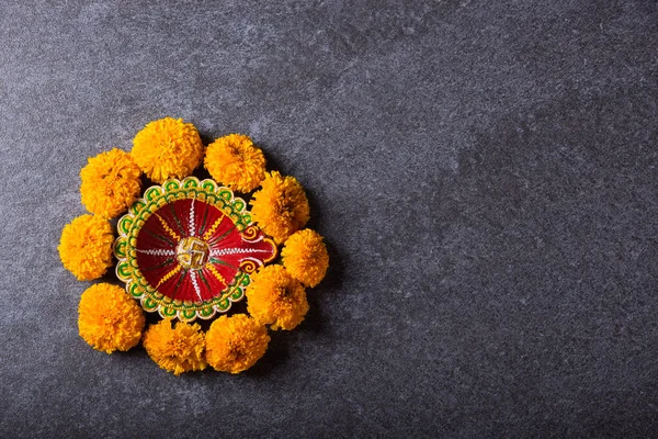 天井の粘土はDiyaやオイルランプと黄色の花を点灯トップビュー 具体的な背景に撮影スタジオ ヒンズー教のランゴリーの装飾 ハッピーDeepavaliまたはDiwali祭りのコンセプト — ストック写真