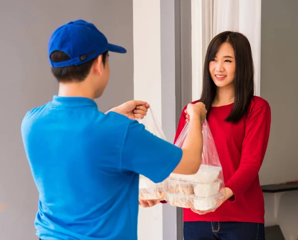 Asiático Jovem Homem Entrega Uniforme Azul Ele Fazendo Serviço Mercearia — Fotografia de Stock
