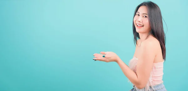 아시아의 아름다운 여성이 손으로 무엇인가를 모습을 있습니다 그리고 텍스트를 공간으로 — 스톡 사진