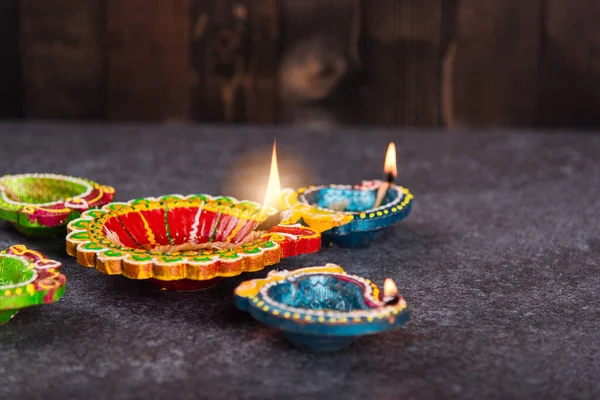 粘土のクローズアップは すでにディヤやオイルランプに火をつけ 具体的な背景で撮影されたスタジオ ヒンズー教のランゴリーの装飾 幸せなお祝いDeepavaliまたはDiwaliフェスティバルのコンセプト — ストック写真