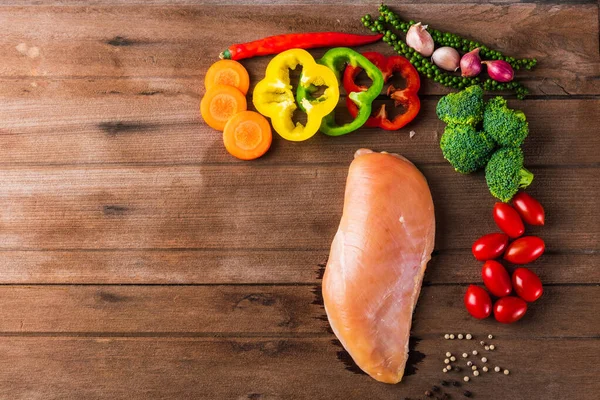 Filetes Peito Frango Frescos Crus Não Cozidos Vegetais Cenoura Tomate — Fotografia de Stock