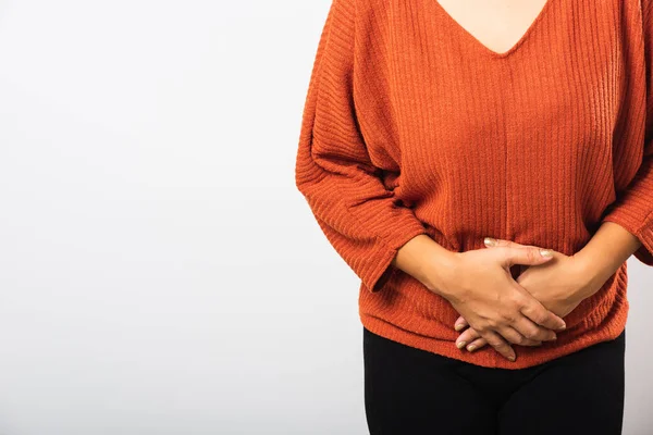 Mujer Asiática Que Enferma Tiene Dolor Estómago Sostiene Las Manos —  Fotos de Stock