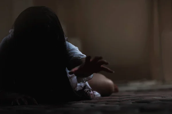 비피로 혈흔이 아시아 어두운 집에서 으스스 기어다니는 무서운 공포가 서서히 — 스톡 사진