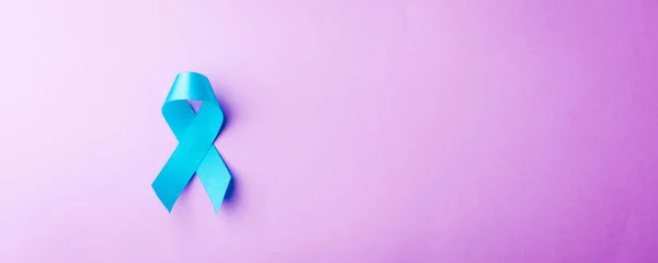 十一月浅蓝色缎带 工作室拍摄隔离紫色背景 前列腺癌意识月 男性健康观念 — 图库照片