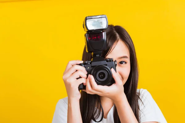快乐的亚洲美丽年轻女性的肖像摄影师笑着在复古数码相机上拍照和观看取景器准备拍摄 工作室在黄色背景下拍摄 — 图库照片