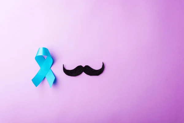 Papel Bigode Preto Fita Azul Clara Estúdio Isolado Fundo Roxo — Fotografia de Stock