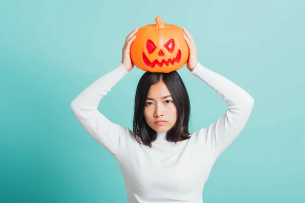 Retrato Mujer Joven Hermosa Asiática Sosteniendo Calabazas Modelo Naranja Ponerlo —  Fotos de Stock