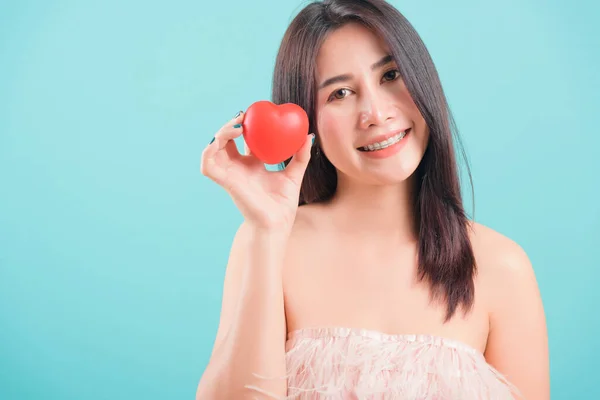 Asiatico Felice Ritratto Bella Giovane Donna Piedi Sorriso Tenendo Cuore — Foto Stock