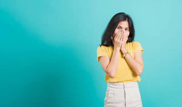 Portret Aziatisch Mooi Gelukkig Jong Vrouw Draagt Geel Shirt Blij — Stockfoto