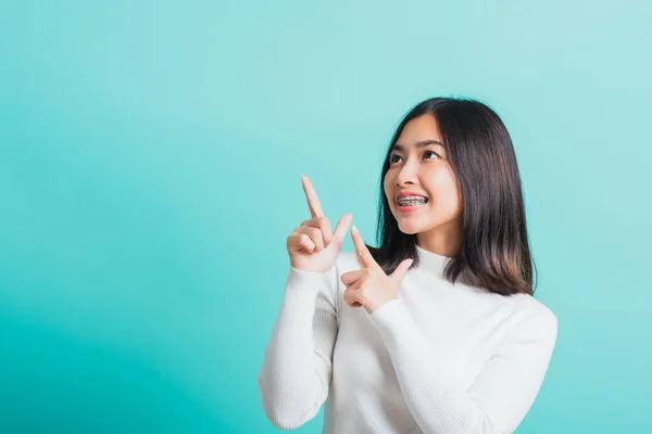 Portrait Von Asiatischen Teenager Schöne Junge Frau Lächeln Haben Zahnspangen — Stockfoto