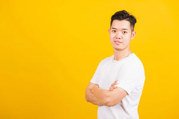 Retrato Feliz Asiático Guapo Joven Sonriendo Pie Vistiendo Camiseta Blanca —  Fotos de Stock