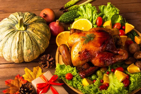 Díkůvzdání Pečený Krocan Nebo Kuře Zelenina Nahoru Pohled Vánoční Večeře — Stock fotografie